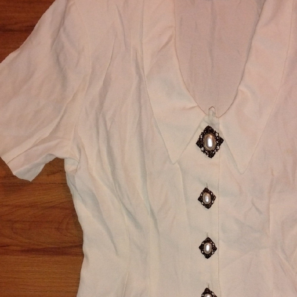 Elegant White Button-Down Blouse - Picture 3 of 5